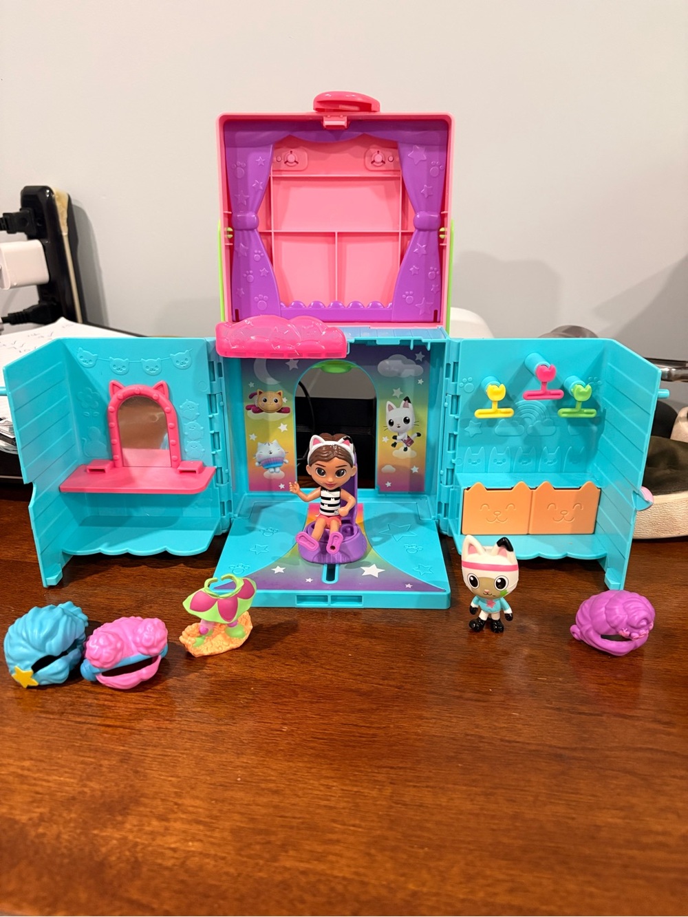 Gabby’s Dollhouse Playset with Pink and Teal Accessories -